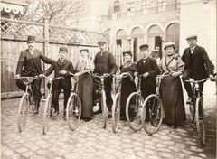 Cyklister ved Jernbanehotellet, ca. 1900. Foto Kr. Hude
