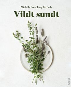 Bogens flotte forside er designet af Karin Hald.