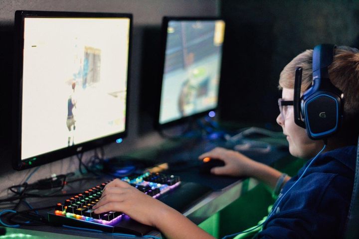 Gaming har et solidt greb i danske børn og unge, og den indviklede købemetode på nettet gør det svært for intetanende bedsteforældre at give den helt rigtige gave.  Foto: PR.