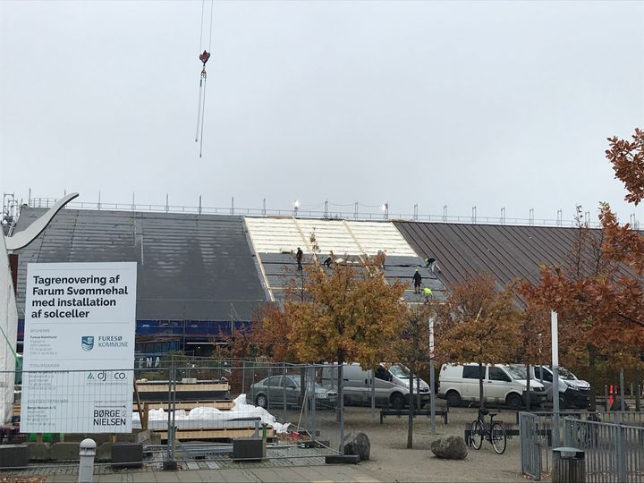 Flere solceller, som her på Farum Svømmehal, skal skære endnu mere af Furesøs energiregning