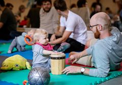 Der skal nok blive liv og glade dage i Fars Legestue, når den hver fredag byder fædre og deres små børn velkommen til tre timers leg og samvær. Første gang er fredag den 4. juni. Foto: Forum for Mænds Sundhed.