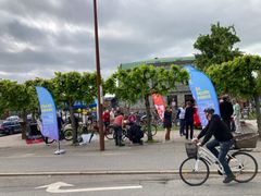Kampagnen blev lanceret fredag den 20. maj i Vejle, hvor transportminister Trine Bramsen stod klar til at fintune vejlensernes cykler sammen med lokale cykelsmede. Foto: Vejdirektoratet.