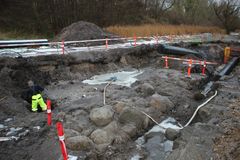 Da HOFOR gravede vandledninger i Lejre Ådal fandt ROMUs arkæologer spor af Lune Mølle, som stammer fra 1200-tallet. Fundet kaster nyt lys på den tidligste mølledrift i Danmark. Foto: Ole Kastholm, ROMU
