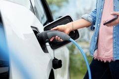 E.ON Danmark og True Energy har indgået en aftale, der betyder, at E.ONs elbilkunder kan styre opladningen derhjemme via appen True Smart Charge