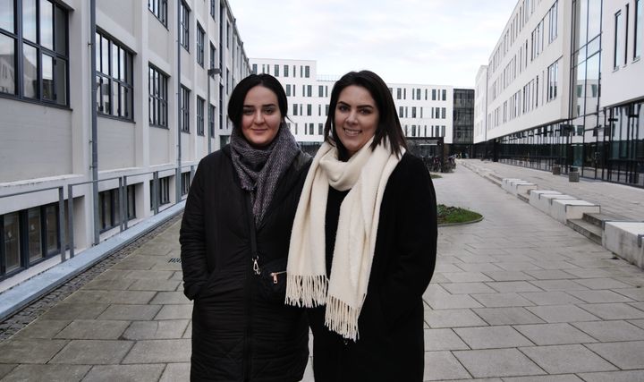 Taban Moradi (tv.) og Maria Pedersen er nogle af de stigende antal kvindelige studerende, der bruger Adgangskursus som springbræt til en ingeniøruddannelse ved Aalborg Universitet. Foto: Jakob Brodersen