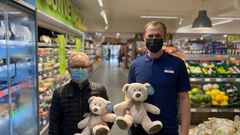 FOTO: Butikschef Nick Plougman og Kim Duelund fra Chr. IX Børnehjem i Aldi på Paludan Müllers Vej i Århus