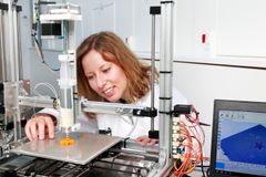Seniorspecialist Mia Fiilsøe Falkeborg, Teknologisk Institut, Teknologisk Institut med 3D printer. Fødevaren printes ud fra 3D model på computeren.
