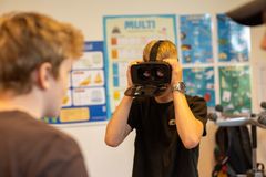 8. og 9. klasse lavede virtuelle verdener, som de besøgte med VR-brillerne på.