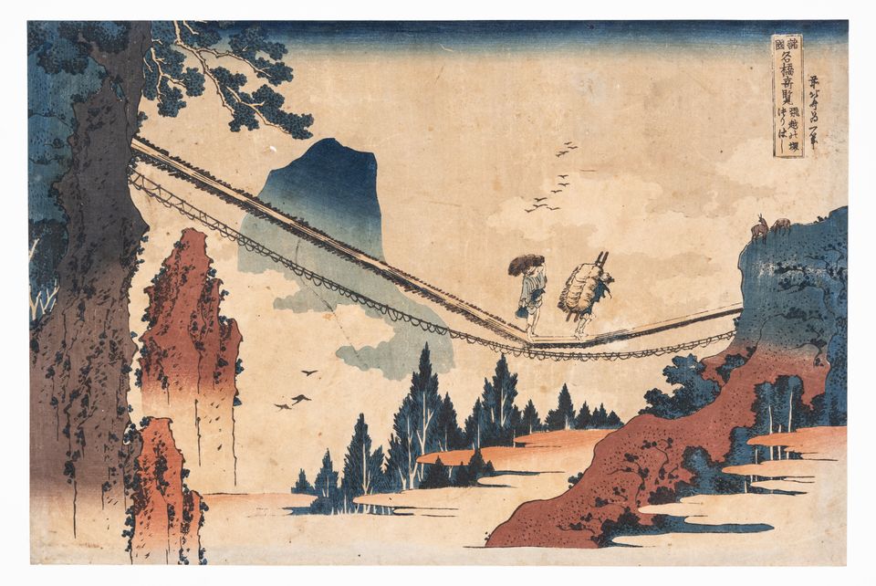 Katsushika Hokusai, Hængebro mellem Hida og Etchû-provinsen (Hietsu no sakai tsuribashi) fra serien Smukke prospekter af berømte broer i alle provinserne (Shokoku meikyô kiran) (1831-1832). Foto: Designmuseum Danmark