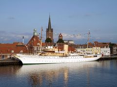 Kongeskibet Dannebrog i Nakskov Havn under besøget i 2008