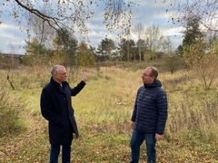 Borgmester Ole Bondo Christensen og Furesø Boligselskabs bestyrelsesformand, Thomas Jensen besigtiger de grønne arealer bag Farum Midtpunkt.