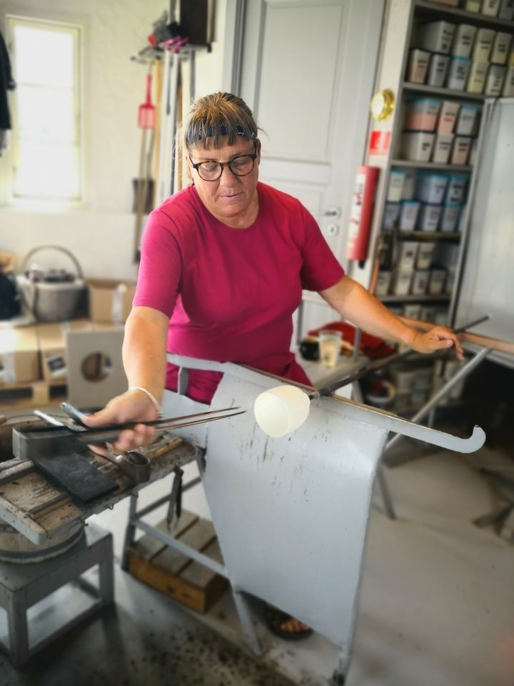 Glaspuster Pernille Bastrup deltog for første gang i et udviklingsprojekt, da tilbuddet fra "Genstart erhverv i gadeplan" kom. Og det har hun ikke fortrudt. Foto: Gudhjem Glasrøgeri