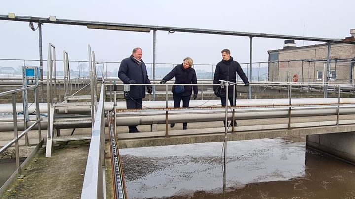 Intelligent brug af realtidsdata reducerede driftsudgifterne betydeligt for renseanlægget i Litauen. På billedet: Benitas Jonikas, CEO - Kristina Bereišienė, Head of Wastewater Treatment Service - Algirdas Špučys, Director of Production