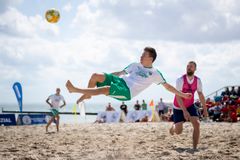 Billedet er fra en turnering i Tyskland, hvor strandfodbold er en udbredt sport. Nu kommer der en dansk-tysk turnering. Foto: Felix König/Agentur 54 Grad