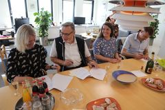 Ishøjs borgmester Ole Bjørstorp og kommunaldirektør Kåre Svarre Jakobsen underskriver lejekontrakt med de to nye læger den 29. maj 2018 på borgmesterens kontor.
