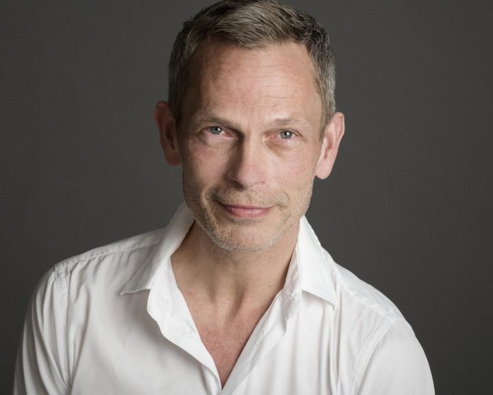 Fællessangen på Bibliotekstorvet bliver ledet af sanger og musiker Peter Bom.