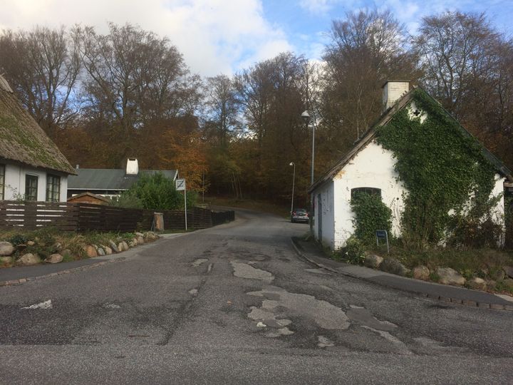 Det lille hus på venstre side af vejen op til Hareskov Station får nu nyt liv.