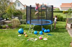 En trampolin er kilde til timevis af leg, men desværre også en hel del skader. Ved at grave trampolinen ned, reducerer man risikoen for ulykker. Foto: PR.