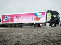 Fokus på trafiksikkerhed er med til at redde liv. Derfor starter ITD - Brancheorganisation for den danske vejgodstransport en ny kampagne ”Bliv væk fra lastbilens højre fordæk” om højresvingsulykker og mere tryghed i trafikken. Kampagnen starter i dag og slutter til maj. 19 ITD-medlemsvirksomheder kører med pink trailere, hvor budskabet til alle trafikanter er, at de skal holde sig væk fra lastbilens højre fordæk. ”Bliv væk fra lastbilens højre fordæk” er en del af ITD’s nationale trafiksikkerhedskampagne ”Lastbilkaravanen”.
