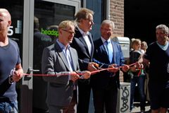 Indvielse. Daværende regionrådsformand Carl Holst (V), tidligere statsminister og protektor i Det Sociale Netværk/headspace Danmark Poul Nyrup Rasmussen klipper snoren til headspace Esbjerg august 2014.