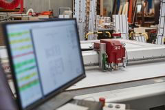 Udskæringerne af pappet klares af en CNC-skæremaskine på baggrund af CAD-oplysninger. Foto: Fårup Betonindustri.