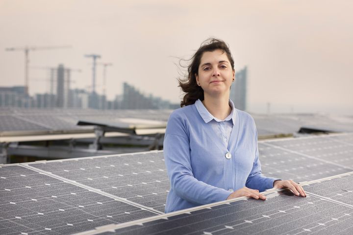 Adjunkt Marta Victoria, Aarhus Universitet, er hovedforfatter på den videnskabelige artikel, der slår fast, at solceller bør spille en større rolle i fremtidens energisystem. Foto: Ida Jensen, AU Foto.