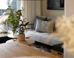 Multifunktionelle møbler som moderne sovesofaer, der nemt kan foldes ud og slås op igen, er blevet populære til danskernes sommerhuse, hvor flere også i fritidsboligen indretter sig efter tidens trend. Foto: PR.