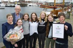 STOLTE PRISVINDERE: De sydfynske iværksættere Janne og Johan Heichelmann tog imod den nationale trafikpris i den sydfynske hovedstad sammen med nogle af de eksperter, det hele handler om: Børnene. Her ses 6. klasseselever fra Ørkildskolen, afdeling Byen. Bagest er det Jørgen Bremholm fra GF Forsikring i Svendborg, som overrakte prisen på vegne af GF Fondens trafikpriskomite. (Foto: Alex Tran)