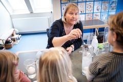 Pædagog Lise Friis Hjelm fra Børnehuset Stige i Odense modtager Novo Nordisk Fondens Naturtematiske Pædagogpris vest for Storebælt.