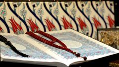 Koraner, bedekranse og bedenichen var blandt de indsamlede genstande fra den nu nedrevne Ayasofya Moske. Foto: Museumskoncernen ROMU