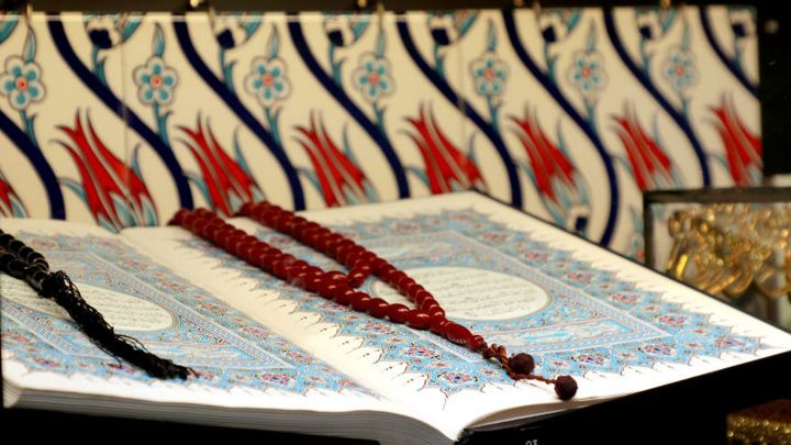 Koraner, bedekranse og bedenichen var blandt de indsamlede genstande fra den nu nedrevne Ayasofya Moske. Foto: Museumskoncernen ROMU