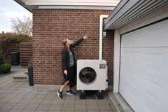 Rekordmange danskere fik opsat varmepumper op i 2022. Her fremviser en boligejer sin varmepumpe.
