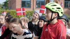 FESTLIG DAG: 4.a fra Vestre Skole havde glædet sig meget til ministerbesøg og festlig fejring. Men mest af alt så de frem til at hoppe på cyklerne og øve sig på slalomkørsel og paratviden. (Foto: Jonas Brammer)
