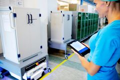 På Sjællands Universitetshospitals sterilcentral pakkes engangsudstyr og sterile instrumenter på vogne, som mobile robotter fra MiR kører ud på hospitalet.