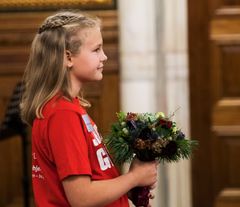Lykke på 12 år har været på Julemærkehjem, og det var med sommerfugle i maven, at hun ventede på Kronprinsessen. Foto: henrik Petit.
