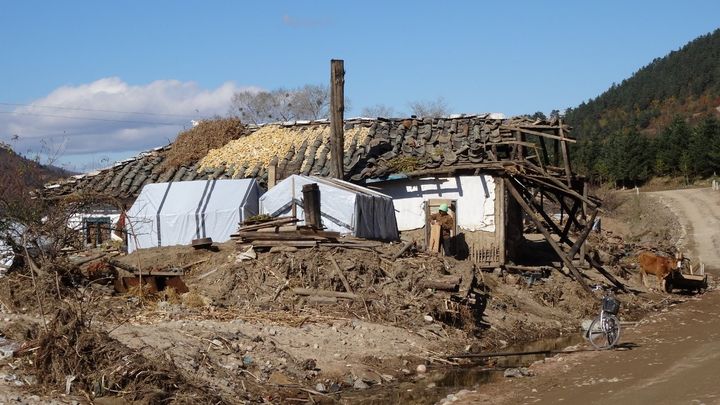 Mange huse blev totalt ødelagt ved oversvømmelsen for 2 år siden. Her må en familie bo i telte, mens deres hus bliver repareret. Foto: Mission  Øst.