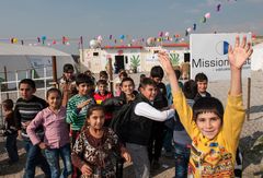 Børn kan boltre sig som børn i Mission Østs børnecentre i Irak.
