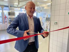 Regionsrådsformand Lars Gaardhøj (S) indvier den nye operationsrobot