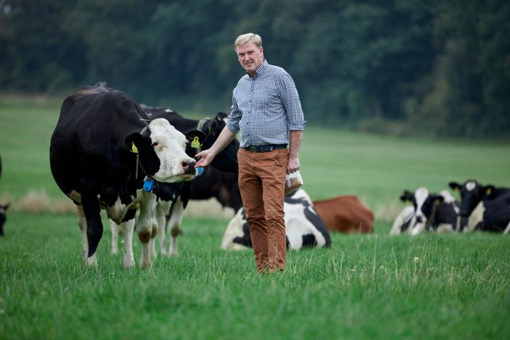 Godsejer på Gram Slot, Svend Brodersen, glæder sig over, at alle Gram Slots mejeriprodukter nu går fra to til tre hjerter i den statslige dyrevelfærdsmærkningsordning.