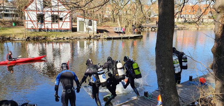 Dykkerklubben hopper i Susåen for at samle skrald.