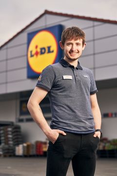 Anders Lundgaard Pedersen er til hverdag elev i Lidls butik på Bygmestervej i Ringe. PR-foto: Lidl