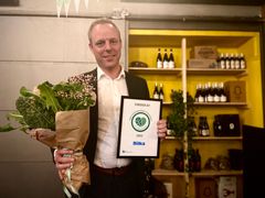 Henrik Frost, der er Head of retail Fresh food i Bilka, modtog tirsdag aften prisen for "Årets plantebaserede supermarked" ved DVF's 125-års jubilæumsfest i Kødbyen i København. Foto: Dansk Vegetarisk Forening