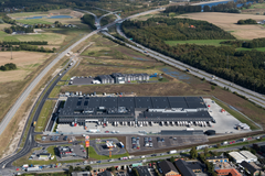 Luftfoto af det nye erhvervsområde i Ishøj med FoodService Danmarks nye, store hovedkvarter i forgrunden.
