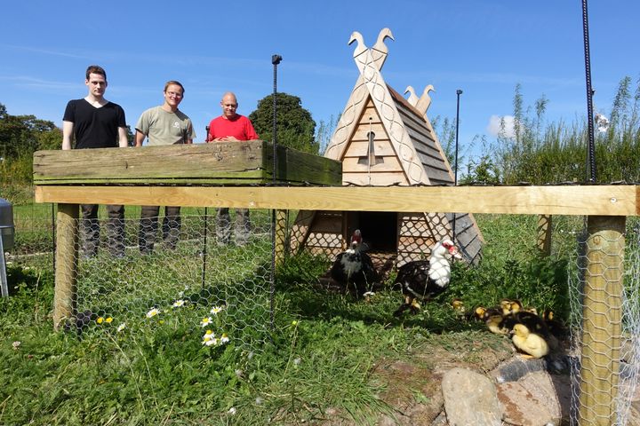 VeteranHaven ved Slagelse modtog en donation fra SEAS-NVE i foråret 2017, som bl.a. er gået til at bygge et nyt hønsehus.