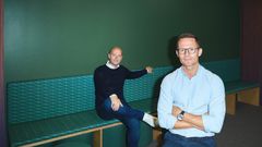 Eesy gør det så enkelt som overhovedet muligt at være mobilkunde, siger direktør for Nuudays digitale brands, Jens Grønlund (forrest). I baggrunden direktør for eesy, Anders Kjær Jensen.
