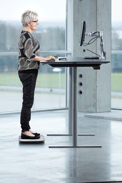 Ni ud af ti kontoransatte danskere arbejder ved et hæve-sænke-bord, men kun en brøkdel udnytter de sundhedsfordele, de fleksible borde giver. Foto: PR.