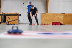 Sjov Motion er en blanding af alle former foridræt, som deltagerne kan få lov at prøve kræfter med den sidste tirsdag i hver måned. Her er det curling, der testes i EFI hallerne. Foto: Esbjerg Kommune