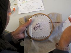 Ved at forstørre de traditionelt ganske små sting, får kvinderne mere arbejde gjort på kortere tid. Foto: Kvinfo
