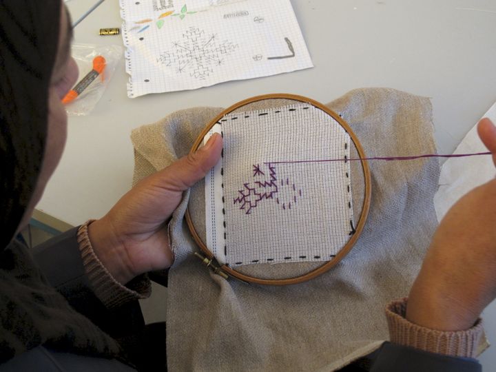 Ved at forstørre de traditionelt ganske små sting, får kvinderne mere arbejde gjort på kortere tid. Foto: Kvinfo