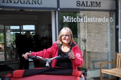 Susanne Vestergaard er altid iklædt sin let genkendelige, røde jakke, når hun skal ud at cykle med Salems beboere. Foto: Karen Grønkjær.